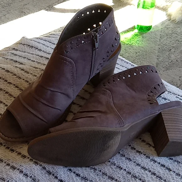 Ankle boot - Picture 2 of 4